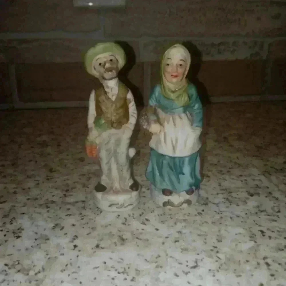 Vintage Grandma & Grandpa Porcelain Figurines Holding Fruit & Veggies